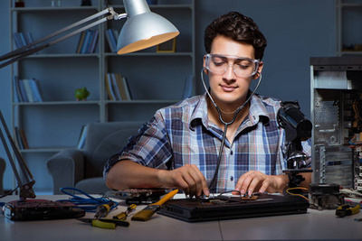 专注的技艺 厄瓜多尔青年技师在办公室场景下的专业维修时刻